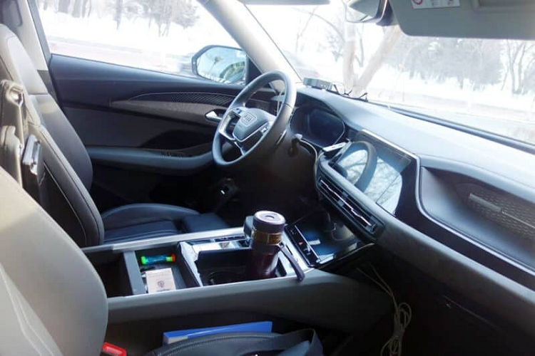 Với kích thước lớn nên mẫu xe SUV hạng sang Audi Q6 được trang bị nội thất 3 hàng ghế, có cấu hình chỗ ngồi 2+3+3. Tất nhiên, xe cũng có cả phiên bản 6 chỗ với cấu hình ghế 2+2+2. Bên trong mẫu SUV hạng sang này xuất hiện mặt táp-lô và vô lăng khá đặc trưng của thương hiệu Audi.