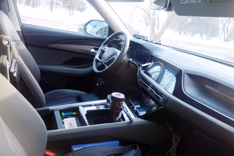 Với kích thước lớn nên mẫu xe SUV hạng sang Audi Q6 được trang bị nội thất 3 hàng ghế, có cấu hình chỗ ngồi 2+3+3. Tất nhiên, xe cũng có cả phiên bản 6 chỗ với cấu hình ghế 2+2+2. Bên trong mẫu SUV hạng sang này xuất hiện mặt táp-lô và vô lăng khá đặc trưng của thương hiệu Audi.