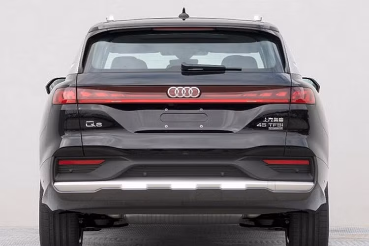 Không chỉ đồ sộ, Audi Q6 còn sở hữu thiết kế ngoại thất bắt mắt. Trên đầu xe, mẫu SUV hạng sang này được trang bị lưới tản nhiệt hình bát giác cỡ lớn, đi kèm mắt lưới hình tổ ong điểm xuyết bằng những nan mạ crôm.