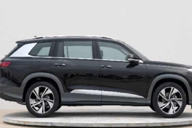 Sau vô lăng là bảng đồng hồ kỹ thuật số trong khi màn hình thông tin giải trí được đặt chìm vào mặt táp-lô. Bên dưới còn có một màn hình nữa để chỉnh điều hòa. Nhìn chung, thiết kế nội thất của mẫu SUV hạng sang này bị đánh giá là khá lỗi thời tại Trung Quốc vì hiện các hãng ô tô đang có xu hướng trang bị 2 thậm chí 3 màn hình nối liền nhau, nằm độc lập trên mặt táp-lô.