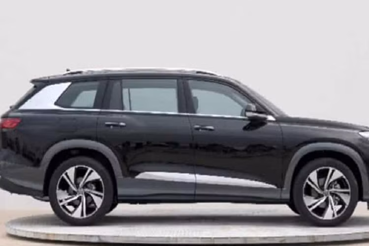 Sau vô lăng là bảng đồng hồ kỹ thuật số trong khi màn hình thông tin giải trí được đặt chìm vào mặt táp-lô. Bên dưới còn có một màn hình nữa để chỉnh điều hòa. Nhìn chung, thiết kế nội thất của mẫu SUV hạng sang này bị đánh giá là khá lỗi thời tại Trung Quốc vì hiện các hãng ô tô đang có xu hướng trang bị 2 thậm chí 3 màn hình nối liền nhau, nằm độc lập trên mặt táp-lô.