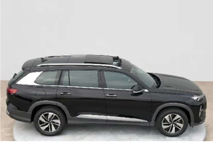 Cụ thể, Audi Q6 sở hữu chiều dài 5.099 mm, chiều rộng 2.014 mm, chiều cao 1.784 mm và chiều dài cơ sở 2.980 mm. Các con số tương ứng của Volkswagen Teramont hiện cũng đang được bán tại Việt Nam là 5.067 mm, 1.970 mm, 1.731 mm và 2.996 mm. Trong khi đó, Audi Q7 có kích thước cụ thể là 5.052 mm, 1.989 mm, 1.773 mm và 2.980 mm.