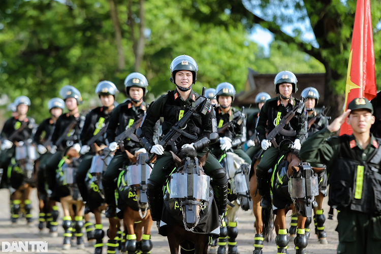 40 chiến sĩ Cảnh sát cơ động kỵ binh được trang bị súng tiểu liên MP-5, máy bộ đàm và dùi cui. Ngựa được mặc giáp, tấm che mắt.