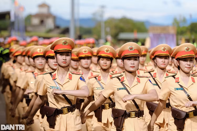 Sau lễ khai mạc là phần duyệt đội ngũ của 16 đội tuyển đến từ Công an các tỉnh, thành phố phía Nam; khối nữ Cảnh sát giao thông, Cảnh sát cơ động, Phòng cháy chữa cháy và đội ngũ Tân binh của Công an tỉnh Thừa Thiên Huế. 