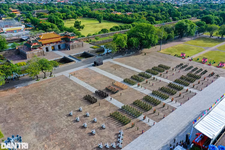 Đội môtô dẫn đoàn diễu hành ngang qua Phu Văn Lâu. Phát biểu tại buổi lễ, Trung tướng Lê Quốc Hùng - Thứ trưởng Bộ Công an - cho biết, nhiệm vụ bảo vệ an ninh quốc gia, giữ gìn trật tự an toàn xã hội được đặt ra cho lực lượng công an nhân dân rất nhiều khó khăn. Do đó, lực lượng công an cần thường xuyên chấp hành nghiêm điều lệnh đội ngũ, làm tốt hơn các công tác quân sự võ thuật, góp phần rèn luyện, xây dựng đội ngũ CAND tinh nhuệ, sẵn sàng hoàn thành nhiệm vụ được giao.