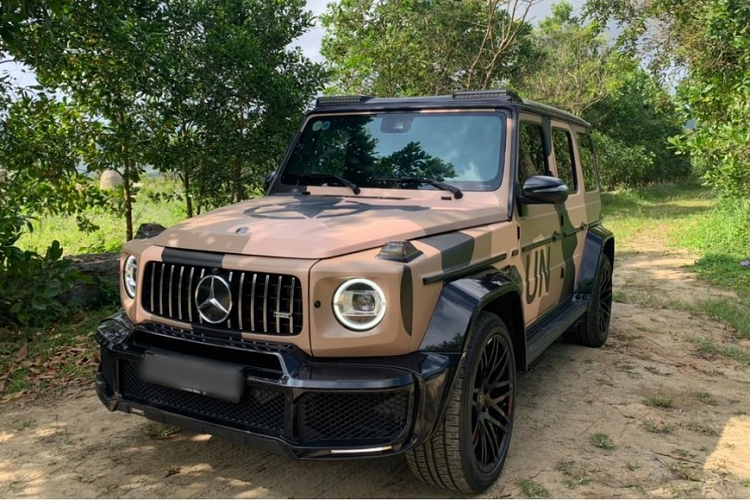 Chiếc xe SUV Mercedes-AMG G63 của QUA Vũ mới đây đã được dán màu áo quân đội nhám, thêm sọc AMG màu trắng và được độ mâm Brabus cũng như có sẵn ống thở chuyên dùng cho dòng xe off-road.