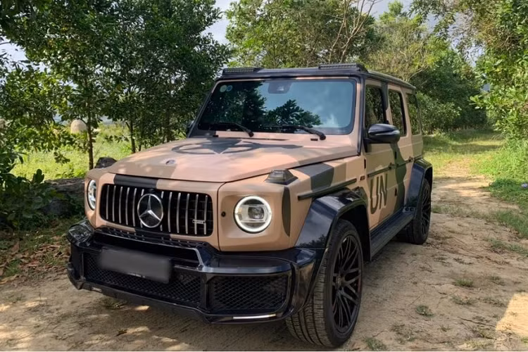 Chiếc xe SUV Mercedes-AMG G63 của QUA Vũ mới đây đã được dán màu áo quân đội nhám, thêm sọc AMG màu trắng và được độ mâm Brabus cũng như có sẵn ống thở chuyên dùng cho dòng xe off-road.
