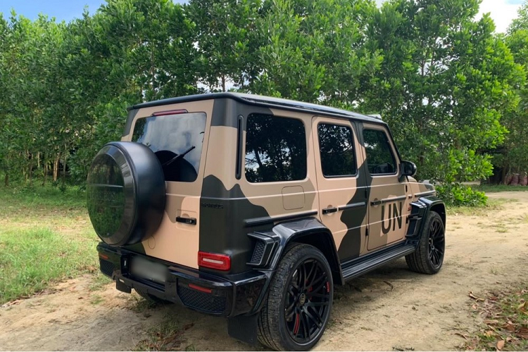 Mercedes-AMG G63 độ body kit Brabus của Chủ tịch Trung Nguyên có cản va trước mới với các hốc gió được mở rộng đáng kể và tích hợp thêm đèn LED chiếu sáng ban ngày. Mức giá xe Mercedes-AMG G63 chính hãng tại Việt Nam hiện khoảng hơn 10 tỷ đồng.