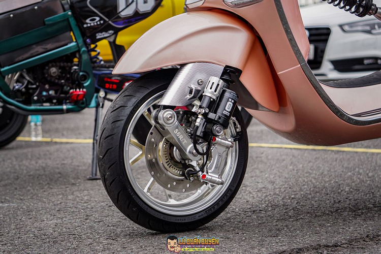 Bản độ được xây dựng với phần dàn áo được tinh chỉnh, phần đuôi sau được tạo hình lại để lắp đèn hậu kiểu Vespa 946. Khu vực bên hông bổ sung khe gió tạo điểm nhấn cho dàn áo.Xe được trang bị cặp phuộc Ohlins TTX trị giá hơn 100 triệu đồng. Heo dầu trước là dòng Frando, trong khi phía sau được trang bị heo Brembo Biller Nikel.