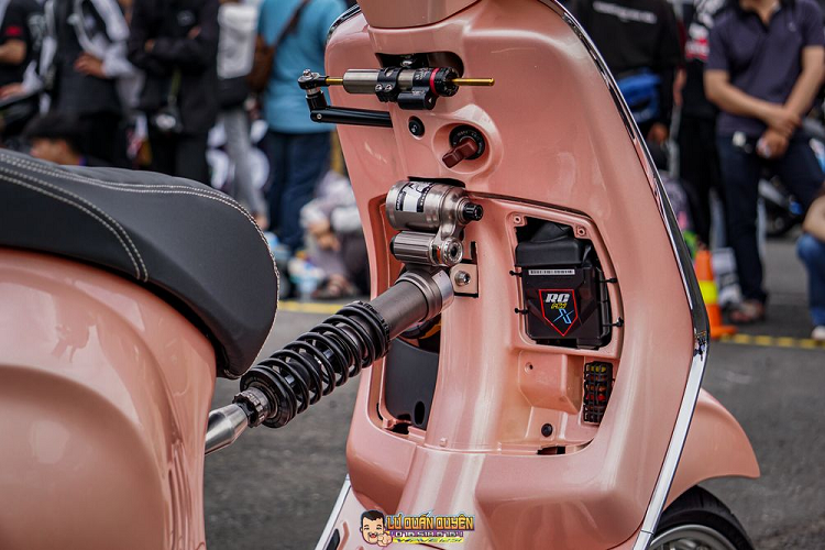 Một chi tiết được khá nhiều người chú ý là cây phuộc H2 trị giá gần 20 triệu đồng ở khu vực giữa xe, chi tiết này được thêm vào với mục đích trang trí. ECU Aracer Mini được đặt ngay trong hộc chứa đồ phía trước. Phía trên là thanh trợ lực tay lái Matris, có tác dụng giữ vững tay lái khi xe đang ở ngưỡng tốc độ cao, giúp xe thăng bằng, không bị chao đảo.