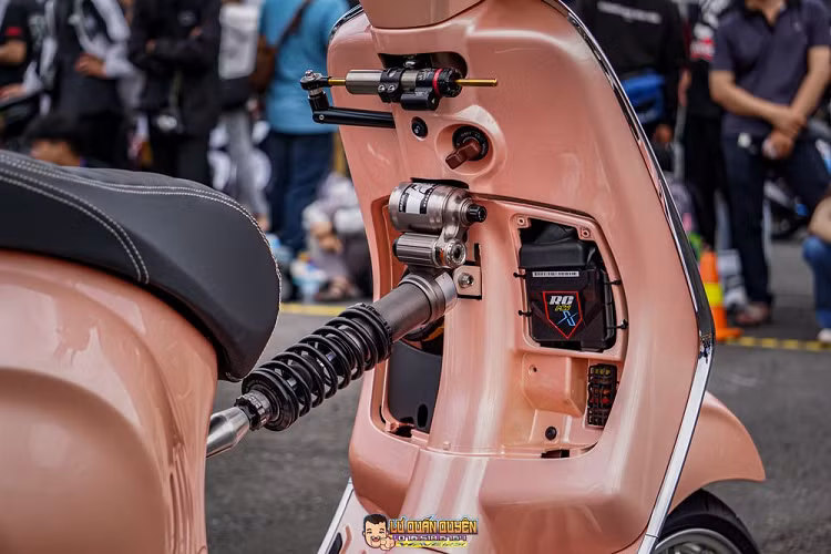 Một chi tiết được khá nhiều người chú ý là cây phuộc H2 trị giá gần 20 triệu đồng ở khu vực giữa xe, chi tiết này được thêm vào với mục đích trang trí. ECU Aracer Mini được đặt ngay trong hộc chứa đồ phía trước. Phía trên là thanh trợ lực tay lái Matris, có tác dụng giữ vững tay lái khi xe đang ở ngưỡng tốc độ cao, giúp xe thăng bằng, không bị chao đảo.