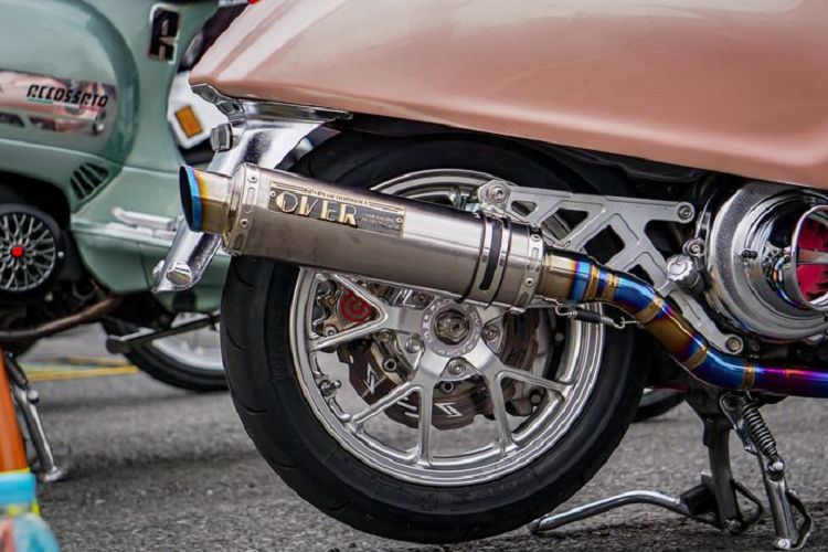 Ngoài ra, đồng hồ cơ nguyên bản trên xe đã được thay thế bằng loại kỹ thuật số TFT. Mức chi phí để thực hiện bản độ Vespa Sprint này không được chủ xe tiết lộ. Tuy nhiên, chỉ tính riêng giá các phụ kiện hàng hiệu gắn trên xe cũng đã lên tới gần 300 triệu đồng.