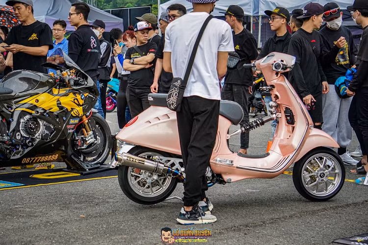 Chiếc Vespa Sprint độ khủng trong bài nổi bật với màu ngoại thất lấy cảm hứng từ tùy chọn màu Frozzenberry Metallic của Porsche Taycan. Màu sơn này đặc biệt ở khả năng thay đổi được sắc thái màu theo từng góc nhìn.