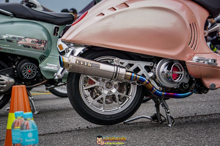 Mâm xe Over Racing phiên bản giới hạn Silver Limited chỉ 25 bộ trên toàn thế giới. Giá trị bộ mâm thời điểm mua có thể lên đến hơn 70 triệu đồng. Sức mạnh của bản độ đến từ động cơ cấu hình trái 67+5mm. Bộ nồi sau Reveno, ốp lốc nồi Prodigi. Bộ ống xả Over Racing cho âm thanh trầm ấm, uy lực.