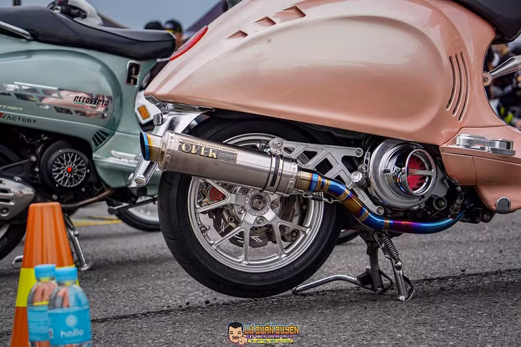 Mâm xe Over Racing phiên bản giới hạn Silver Limited chỉ 25 bộ trên toàn thế giới. Giá trị bộ mâm thời điểm mua có thể lên đến hơn 70 triệu đồng. Sức mạnh của bản độ đến từ động cơ cấu hình trái 67+5mm. Bộ nồi sau Reveno, ốp lốc nồi Prodigi. Bộ ống xả Over Racing cho âm thanh trầm ấm, uy lực.