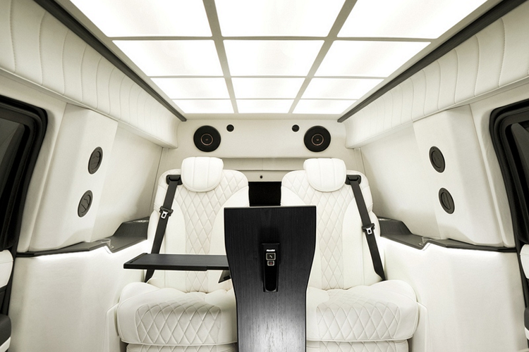 Khu vực phân vùng khoang lái và hành khách giờ đây được lắp đặt một ti vi cỡ lớn, bàn gấp và ghế phụ cạnh ti vi đều có thể điều khiển từ hàng ghế sau. Trần nhà thậm chí còn có hệ thống đèn LED mô phỏng ánh sáng tự nhiên.