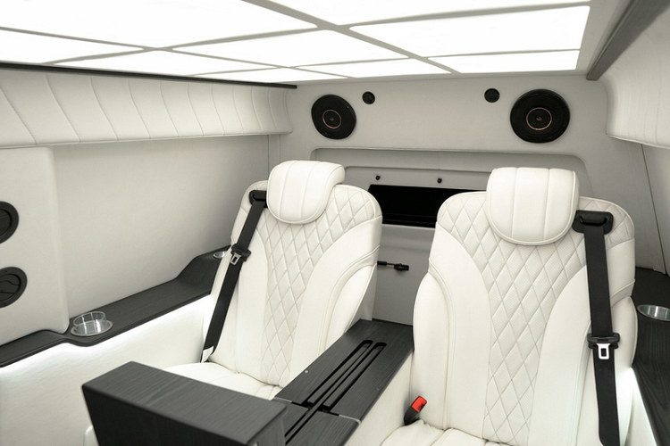 Chính vì vậy mới đây, hãng độ đình đám Inkas của Canada đã giới thiệu gói trang bị đầy "sang chảnh" mang tên Chairman cho Cadillac Escalade bọc thép.