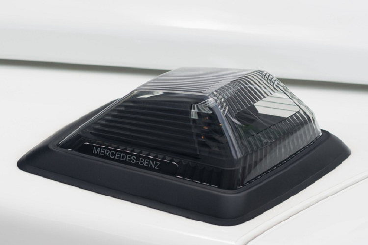 Bước vào bên trong, nội thất của xe được thay đổi hoàn toàn với chất liệu da mới của sang trọng hơn kết hợp từ hai tông màu đen và nâu của hãng độ Carlex Design. Vô-lăng 4 chấu thể thao AMG bọc da tích hợp nhiều nút bấm hỗ trợ người lái, ngoài ra còn có 2 núm điều chỉnh chế độ chạy, hệ thống treo, âm thanh ống xả.