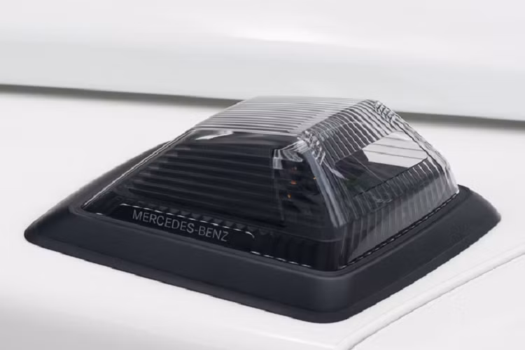 Bước vào bên trong, nội thất của xe được thay đổi hoàn toàn với chất liệu da mới của sang trọng hơn kết hợp từ hai tông màu đen và nâu của hãng độ Carlex Design. Vô-lăng 4 chấu thể thao AMG bọc da tích hợp nhiều nút bấm hỗ trợ người lái, ngoài ra còn có 2 núm điều chỉnh chế độ chạy, hệ thống treo, âm thanh ống xả.