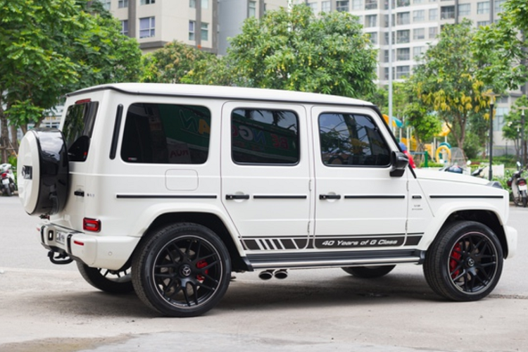 Thân xe được bổ sung một dải đen chạy dọc thân xe cùng tên phiên bản “40 years of G-Class” nhằm đánh dấu sự khác biệt so với những chiếc G63 khác. Ngoài ra, xe vẫn sở hữu cụm gương chiếu hậu tích hợp đèn báo rẽ cùng camera thuộc hệ thống camera 360 độ. Mâm xe đa chấu của AMG, kích thước 22 inch sơn đen, ẩn sâu bên trong là cùm phanh sơn đỏ. Hệ thống ống xả đặt đối xứng hai bên thân xe.