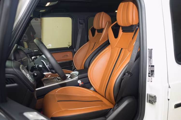 Màn hình đôi kích thước 12,3 inch ở bảng táp-lô, hàng ghế sau cũng được trang bị hai màn hình android đặt tựa lưng hàng ghế trước.