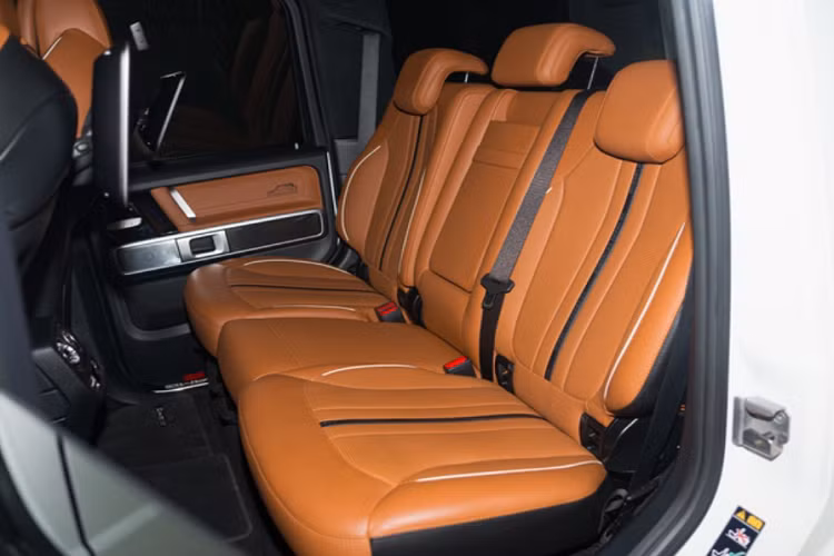 Một số trang bị khác bao gồm , ô cửa gió điều hoà kiểu tuabin, đèn viền nội thất 64 màu, loa Burmester, điều hòa tự động ba vùng, cửa sổ trời,… Mercedes-AMG G 63 phiên bản kỉ niệm 40 năm vẫn sử dụng động cơ V8, 4 lít tăng áp kép, sản sinh 577 mã lực và mô-men xoắn 850 Nm.