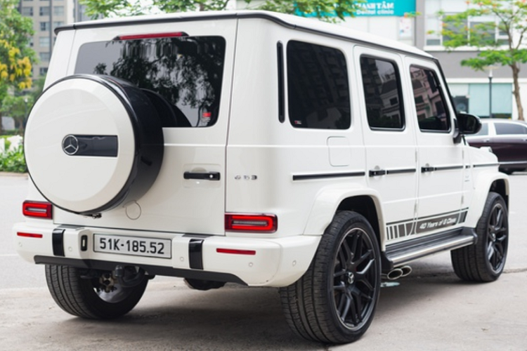 Đầu xe vẫn có thiết kế giống với những chiếc Mercedes-AMG G63 thế hệ mới thông thường khác như cản trước có các hốc hút gió cỡ lớn, lưới tản nhiệt nan dọc cùng logo là cách bố trí đặc trưng của dòng AMG mang tên Panamericana. Đèn pha LED Multibeam dạng tròn, đèn xi-nhan được bố trí tách biệt phía trên nắp ca-pô.