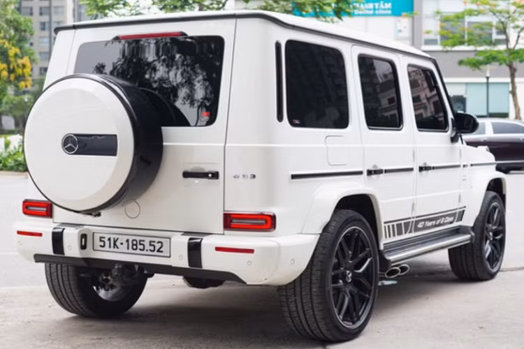 Đầu xe vẫn có thiết kế giống với những chiếc Mercedes-AMG G63 thế hệ mới thông thường khác như cản trước có các hốc hút gió cỡ lớn, lưới tản nhiệt nan dọc cùng logo là cách bố trí đặc trưng của dòng AMG mang tên Panamericana. Đèn pha LED Multibeam dạng tròn, đèn xi-nhan được bố trí tách biệt phía trên nắp ca-pô.