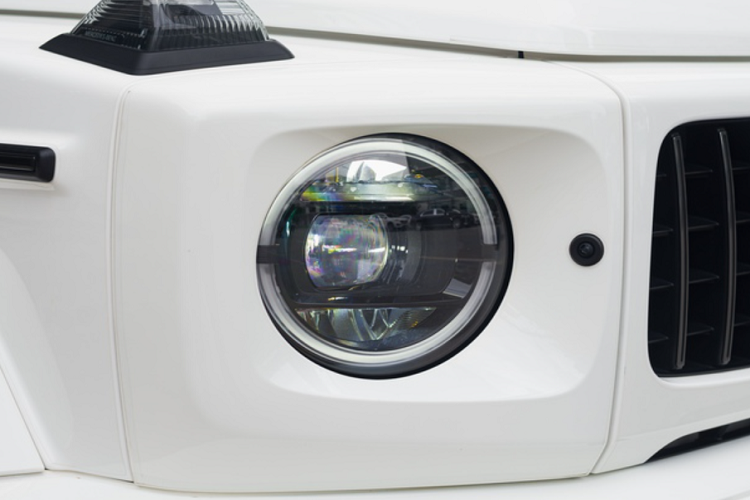 Phần đuôi xe được trang bị cụm đèn hậu dạng LED, logo “G63″ cùng tên phân nhánh hiệu suất cao của Mercedes mang tên AMG được gắn hai bên đuôi xe. Ốp bánh dự phòng sơn trùng màu ngoại thất.