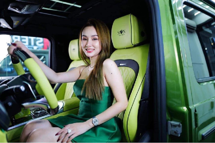 So với màu sơn nguyên bản của xe, chiếc SUV hạng sang Mercedes-AMG G63 của 9X Cần Thơ đã trở nên khác biệt khi được khoác lên mình bộ áo xanh Olive rất cá tính. Ngoài màu xanh lá bóng này ra, các chi tiết còn lại trên xe đều giữ nguyên, chỉ có điểm nhấn thêm chi tiết mâm đen nhám được dán thêm viền màu xanh lá nổi bật.