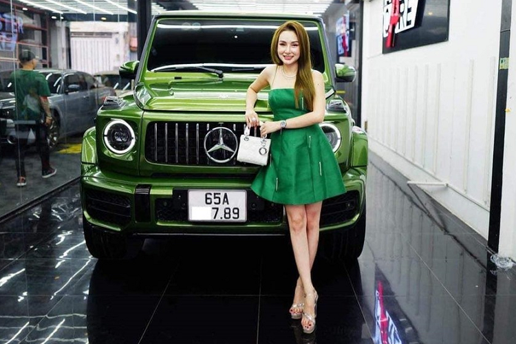 Nguyên bản chiếc xe SUV hạng sang Mercedes-AMG G63 nữ 9X Cần Thơ có màu đen nhưng chủ nhân đã chuyển xe lên Sài thành để 1 đơn vị thi công lại ngoại thất xe màu xanh Olive cùng nội thất cũng được bọc da màu xanh lá cây nổi bật. Bộ áo xanh lá có tên gọi Olive Green là màu sơn tuỳ chọn nằm trong danh mục mã màu G-Manufaktur và có giá về đến Việt Nam lên đến 255 triệu đồng, tuy nhiên, hiện chưa rõ 9X Cần Thơ đã chi ra bao nhiêu tiền để đổi màu sơn xe G63 từ đen sang xanh lá bóng này.