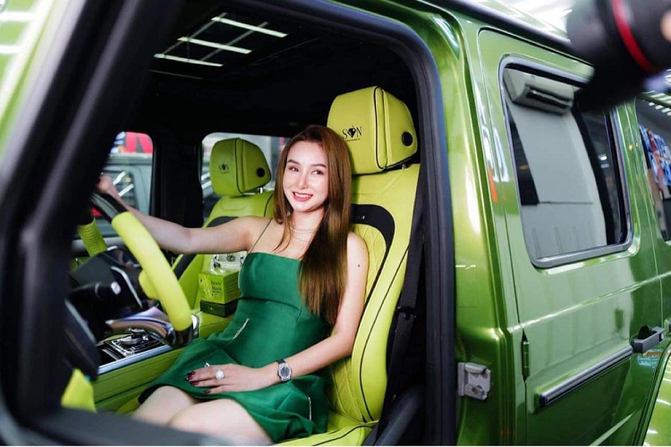 Không chỉ đổi màu sơn ngoại thất cho chiếc SUV hạng sang Mercedes-AMG G63 của mình, hot mom đến từ Cần Thơ còn đầu tư thay đổi toàn bộ phần da bọc trong khoang lái của xe Mercedes-AMG G63 sang tông màu xanh lá cây rất nổi bật. Được biết, ý định lột xác Mercedes-AMG G63 từ trong ra ngoài với tông màu xanh đã có từ lúc 9X Cần Thơ tậu xe ở 1 công ty chuyên mua bán xe đã qua sử dụng ở Hà Nội.