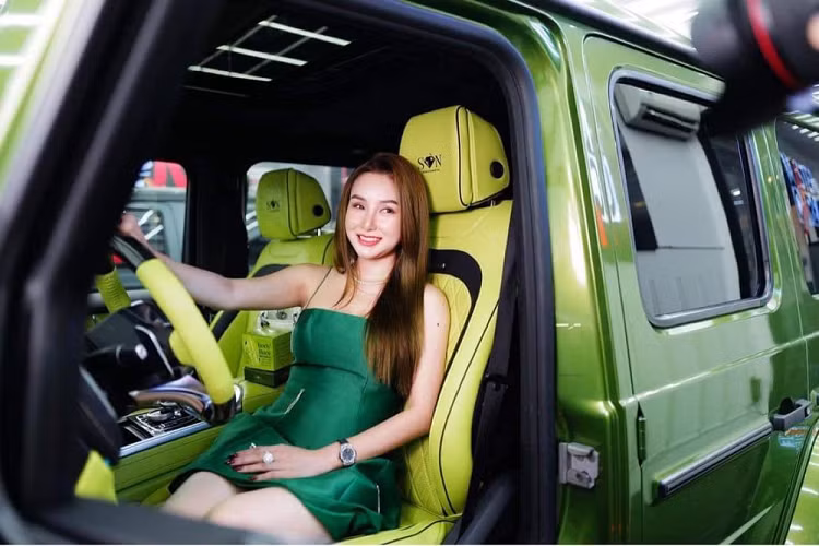 Không chỉ đổi màu sơn ngoại thất cho chiếc SUV hạng sang Mercedes-AMG G63 của mình, hot mom đến từ Cần Thơ còn đầu tư thay đổi toàn bộ phần da bọc trong khoang lái của xe Mercedes-AMG G63 sang tông màu xanh lá cây rất nổi bật. Được biết, ý định lột xác Mercedes-AMG G63 từ trong ra ngoài với tông màu xanh đã có từ lúc 9X Cần Thơ tậu xe ở 1 công ty chuyên mua bán xe đã qua sử dụng ở Hà Nội.