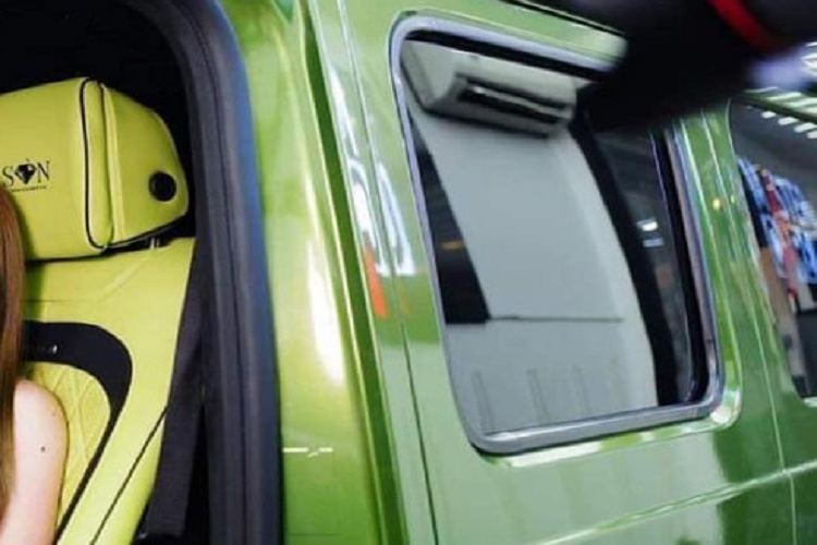 Ước tính tổng chi phí cho việc lột xác chiếc xe Mercedes-AMG G63 sang màu xanh lá phải tốn hàng trăm triệu đồng. Ngoài việc thay đổi màu sắc từ trong ra ngoài cho chiếc SUV hạng sang Mercedes-AMG G63, hiện chưa rõ vợ chồng 9X đến từ Cần Thơ còn độ thêm chi tiết nào cho khoang lái như trần sao hay thậm chí là ống xả độ cho xe G63 hay không.