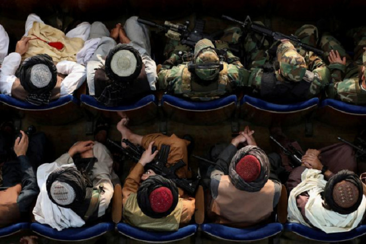 Các binh sĩ Taliban tham dự sự kiện kỷ niệm ngày mất của Mullah Mohammad Omar, cố lãnh đạo và là người sáng lập phong trào Hồi giáo này 