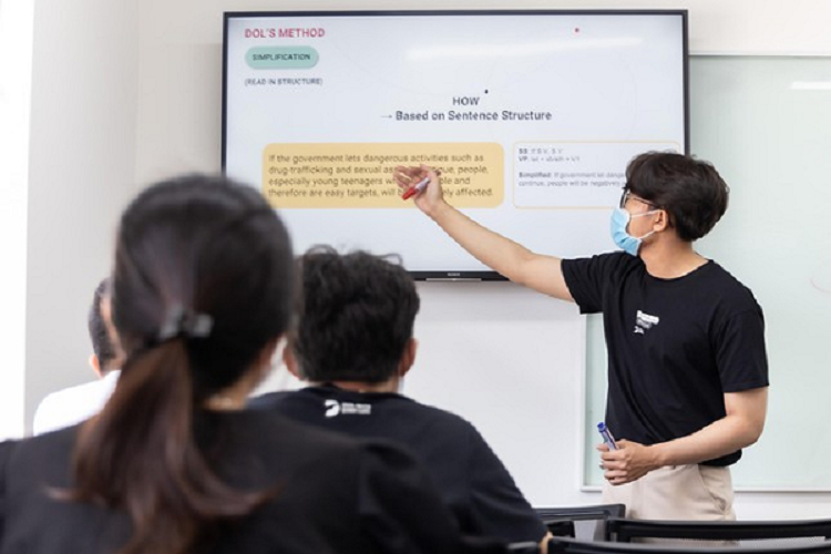 Chang trai 9x chuyen toan day tieng Anh bang cach moi la 'bat trend' gioi tre