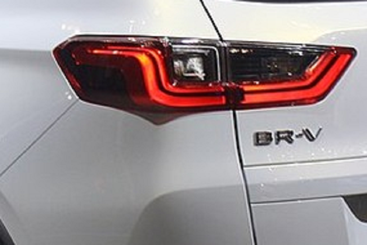 Thêm vào đó là tính năng tự động khóa cửa khi người lái cầm chìa khóa và rời khỏi xe. Bên trong Honda BR-V 2022 ở Indonesia là không gian nội thất 3 hàng ghế. Theo hãng Honda, đây là mẫu xe có không gian nội thất rộng rãi nhất phân khúc nhờ chiều dài 4.490 mm, chiều rộng 1.780 mm, chiều cao 1.651 mm và chiều dài cơ sở 2.700 mm.