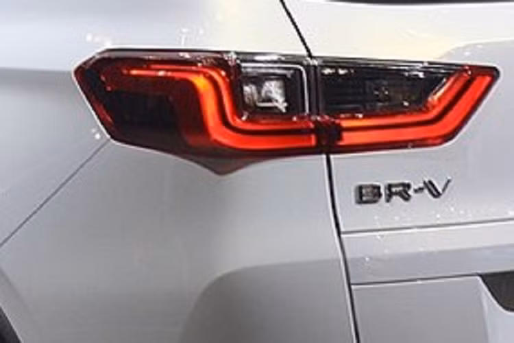 Thêm vào đó là tính năng tự động khóa cửa khi người lái cầm chìa khóa và rời khỏi xe. Bên trong Honda BR-V 2022 ở Indonesia là không gian nội thất 3 hàng ghế. Theo hãng Honda, đây là mẫu xe có không gian nội thất rộng rãi nhất phân khúc nhờ chiều dài 4.490 mm, chiều rộng 1.780 mm, chiều cao 1.651 mm và chiều dài cơ sở 2.700 mm.