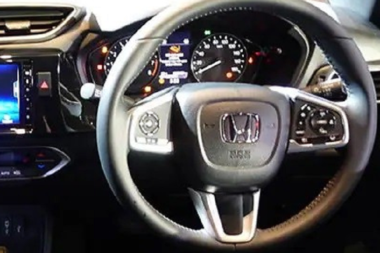 Đặc biệt, Honda BR-V 2022 còn được nâng cấp mạnh về trang bị an toàn so với thế hệ cũ. Theo đó, xe có 6 túi khí tiêu chuẩn và hệ thống cân bằng điện tử. Ở bản cao cấp nhất, xe còn có gói Honda Sensing, bao gồm phanh khẩn cấp tự động, hệ thống kiểm soát hành trình thích ứng, hỗ trợ giữ làn đường, hỗ trợ đưa xe vào giữa làn đường, cảnh báo khi xe phía trước chuyển bánh và đèn pha tự động. Ngoài ra, Honda BR-V 2022 còn được trang bị camera cập lề Honda LaneWatch. 