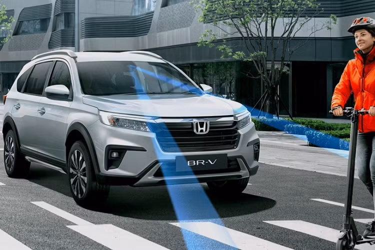 So với các đối thủ, Honda BR-V 2022 mạnh hơn đáng kể. Sức mạnh này được truyền tới cầu trước thông qua hộp số sàn 6 cấp hoặc hộp số CVT. Tại thị trường Indonesia, giá xe Honda BR-V 2022 cho tổng cộng 5 phiên bản dao động từ 275,9 - 339,9 triệu Rupiah (khoảng 439 - 541 triệu đồng).