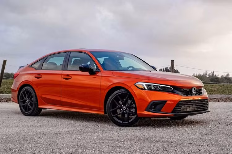  10. Honda Civic Si Đứng thứ 10 trong danh sách của Motor1 là cái tên đến từ thương hiệu Nhật Bản: Honda Civic Si. Mẫu xe này được đáng giá cao bởi khối động cơ mạnh mẽ đi kèm mức giá dễ tiếp cận. Mặc dù Civic Si 2022 có công suất thấp hơn so với thế hệ tiền nhiệm nhưng lại tăng tốc nhanh hơn và có dải vòng tua máy rộng hơn nhờ mô-men xoắn cực đại đã đạt được ngay từ vòng tua thấp hơn trước. Motor 1 cho rằng ngoại hình quá thể thao của Civic Si là một nhược điểm trong mắt người dùng phổ thông.