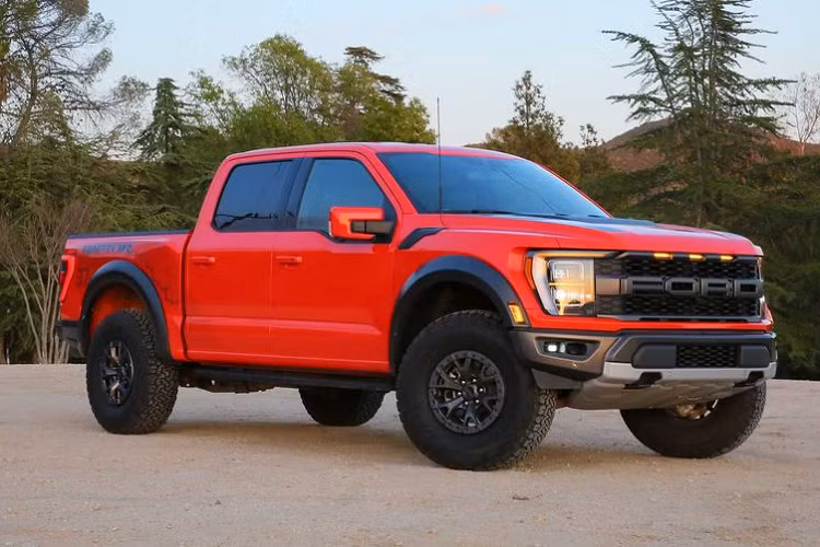  7. Ford F-150 Raptor “Khủng long” F-150 Raptor 2022 là một mẫu xe có thể giúp người dùng chinh phục mọi loại địa hình. Xe được trang bị động cơ V6 3,5 lít tăng áp kép, 450 mã lực và hệ thống treo hành trình dài Fox Racing. Tuy là một mẫu xe bán tải nhưng nội thất Ford F-150 Raptor vẫn khá cao cấp với ghế ngồi bọc da hoặc da lộn êm ái giúp người ngồi trên xe cảm thấy thư giãn ngay cả khi đang đi trên những cung đường tệ nhất.