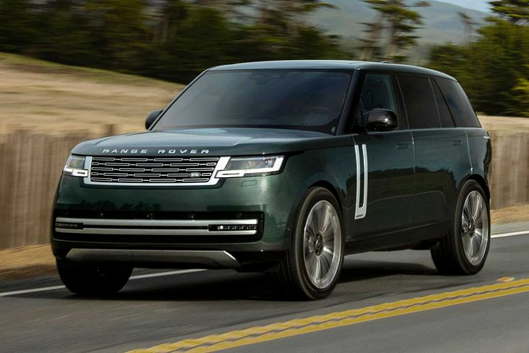  1. Land Rover Range Rover Range Rover từ lâu đã là một biểu tượng của sự đẳng cấp trong nhiều thập kỷ qua. Thế hệ thứ 5 của mẫu SUV hạng sang kinh điển của hãng xe Anh quốc được cách tân khá nhiều, từ thiết kế đến trang bị tiện nghi, công nghệ. Nhưng nhìn chung vẫn giữ được những giá trị đặc trưng, cốt lõi vốn dĩ đã làm nên lịch sử hơn 50 của dòng tên này. Nội thất Range Rover hướng tới sự sang trọng, với điểm nhấn là hàng ghế sau thiết kế kiểu thương gia, mang lại những trải nghiệm đẳng cấp thượng lưu.