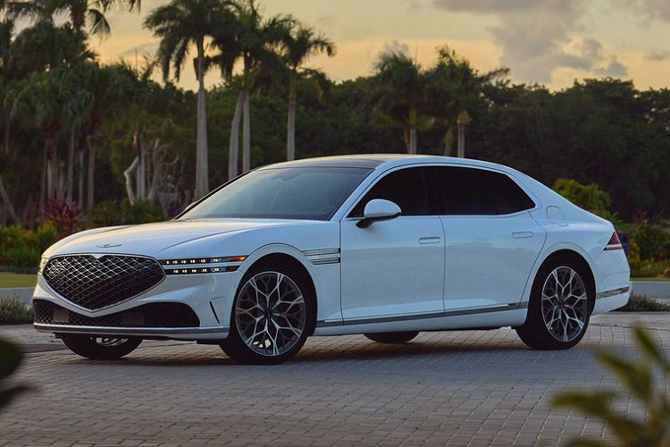  5. Genesis G90 Sự sang trọng, công nghệ và trải nghiệm lái tuyệt vời đã đưa Genesis G90 lên vị trí cao trong danh sách những chiếc xe tốt nhất của Motor1. Xe được trang bị hệ truyền động hybird bao gồm động cơ 3,5 lít V6 tăng áp kép kết hợp mô tơ điện cho tổng công suất lên tới 409 mã lực. Ngoài ra, khoang cabin của mẫu xe này cũng cực kỳ cao cấp với hàng ghế sau hạng thương gia.