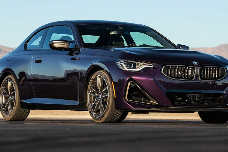  9. BMW M240i Không giống như các mẫu BMW M khác, M240i sở hữu thiết kế mềm mại và trung tính, gợi nhớ đến các mẫu BMW đầu thập niên 2000. Xe sở hữu động cơ tăng áp 3.0 lít công suất lên tới 382 mã lực, cho khả năng chạy nước rút 0-100km chỉ trong 4,1 giây.