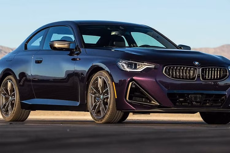  9. BMW M240i Không giống như các mẫu BMW M khác, M240i sở hữu thiết kế mềm mại và trung tính, gợi nhớ đến các mẫu BMW đầu thập niên 2000. Xe sở hữu động cơ tăng áp 3.0 lít công suất lên tới 382 mã lực, cho khả năng chạy nước rút 0-100km chỉ trong 4,1 giây.