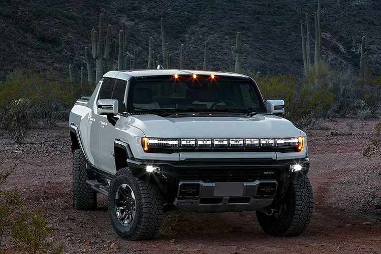  4. GMC Hummer EV Năm 2010, người hâm mộ dòng bán tải trên toàn thế giới đã phải tiếc nuối khi Hummer bị khai tử. 12 năm sau, cái tên này đã trở lại nhưng với hệ truyền động điện. Những khuyết điểm cơ bản của Hummer EV là giá cao, thời gian chờ giao xe quá lâu và chiều rộng ngoại cỡ.