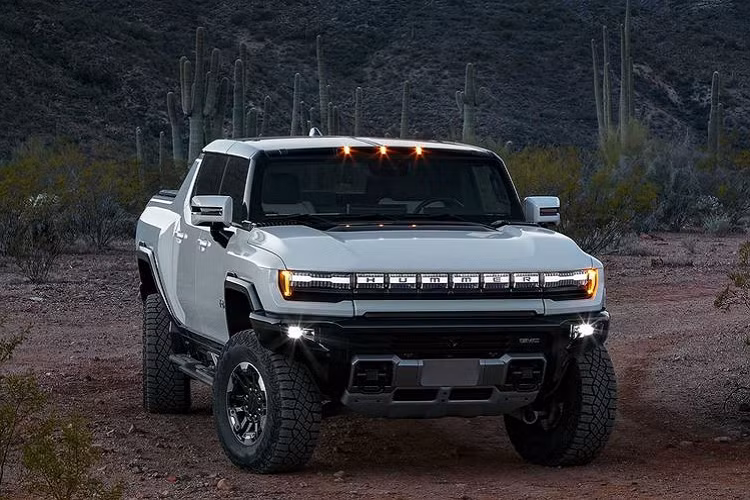  4. GMC Hummer EV Năm 2010, người hâm mộ dòng bán tải trên toàn thế giới đã phải tiếc nuối khi Hummer bị khai tử. 12 năm sau, cái tên này đã trở lại nhưng với hệ truyền động điện. Những khuyết điểm cơ bản của Hummer EV là giá cao, thời gian chờ giao xe quá lâu và chiều rộng ngoại cỡ.