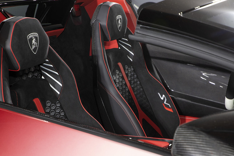 Rất thú vị là đại gia Nhật Bản chọn mua chiếc siêu xe Lamborghini Sian cũng như Lamborghini Aventador SVJ 63 Roadster có tay lái thuận, thay vì tay lái nghịch như luật pháp tại Nhật Bản yêu cầu.