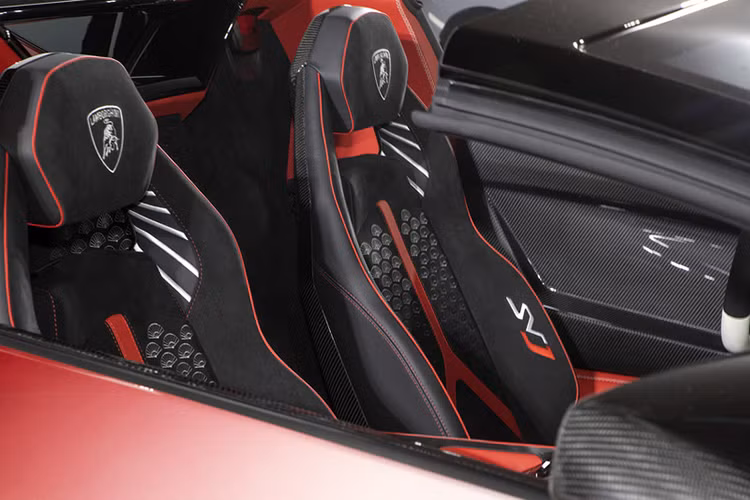 Rất thú vị là đại gia Nhật Bản chọn mua chiếc siêu xe Lamborghini Sian cũng như Lamborghini Aventador SVJ 63 Roadster có tay lái thuận, thay vì tay lái nghịch như luật pháp tại Nhật Bản yêu cầu.